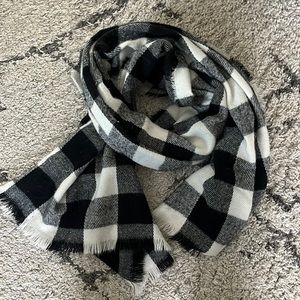 Buffalo Check Scarf - black and white